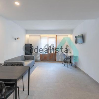 Alquiler de piso en Calle Jovellanos - Photo 1