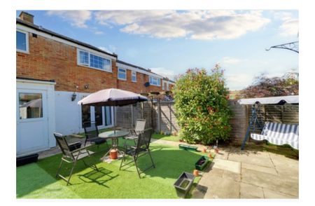 Spacious three bedroom end of terrace house in Harlow - Photo 4