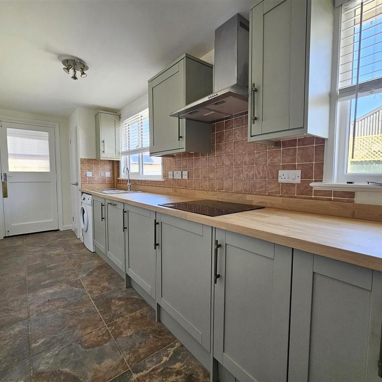 3 bedroom detached bungalow to rent - Photo 1