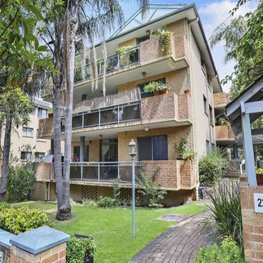 SPACIOUS & SUNNY APARTMENT! - Photo 1