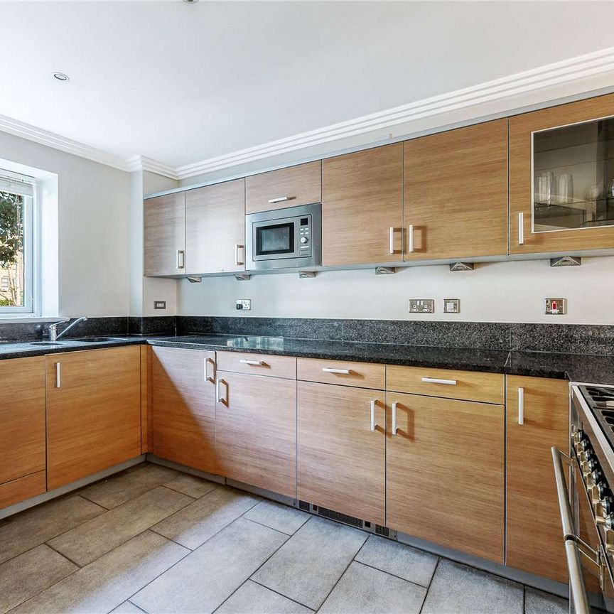 Immaculate five bedroom home, superbly located in Brentford. - Photo 1