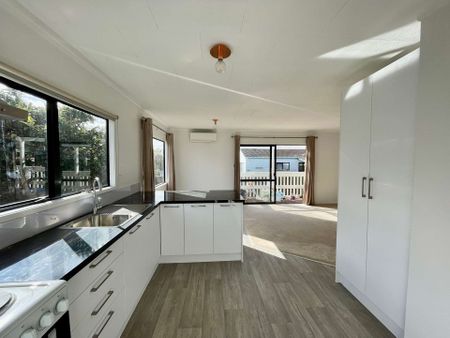 Cosy Family Home in Unsworth Heights - Photo 4