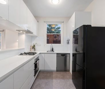 Art Deco Elegance Meets Contemporary Living - Photo 6