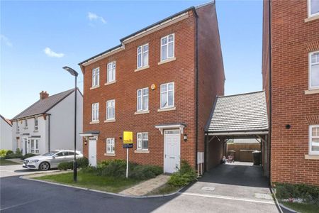 An attractive 3 / 4 bedroom semi detached town house in Bushey, offered unfurnished and available end of October. - Photo 3