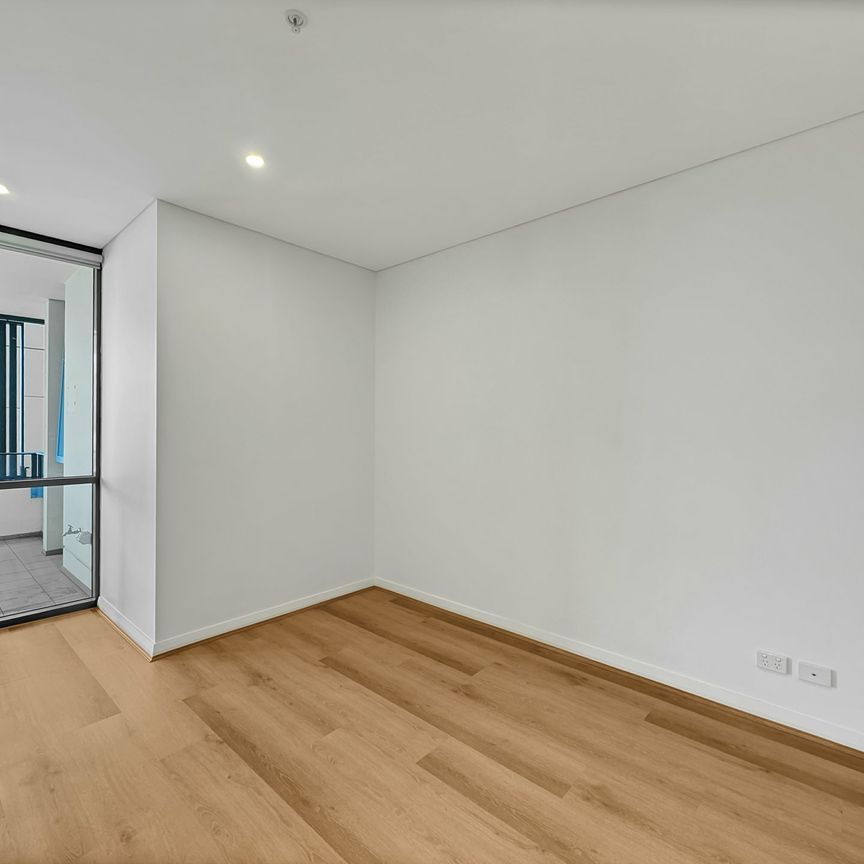 Ultra Convenient Location & Spacious Layout ! - Photo 1