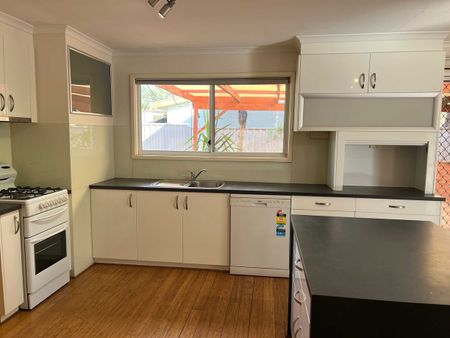 SPACIOUS 4 BEDROOM FAMILY HOME - Photo 5