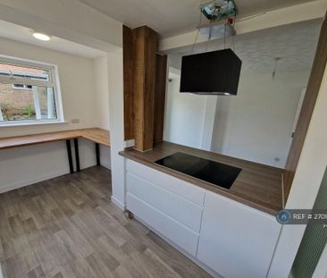 3 bedroom semi-detached house to rent - Photo 1