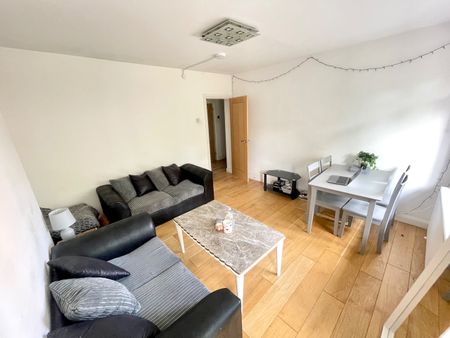 3 Bed Flat, Hawkesworth House, SW4 - Photo 2