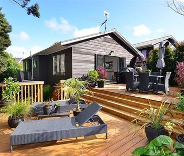 Sunny private home with a large deck - Photo 5