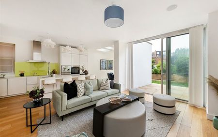 House To Let in Briardale Gardens, Hampstead, NW3 | TK International - Photo 2