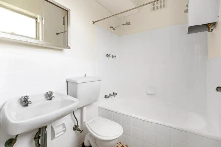 Bright One Bedder with Car Space in Freshwater - Photo 2