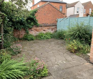 4 bedroom end of terrace house to rent - Photo 1