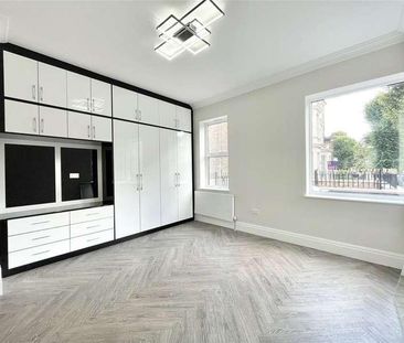 Raised Ground Floor, The Mall, Ealing Broadway, London, W5 - Photo 2