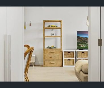 Fully Furnished One Bedroom in Darling Square - Photo 2