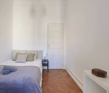 Room in a shared 12-bedroom apartment for rent in Lisbon - Photo 4