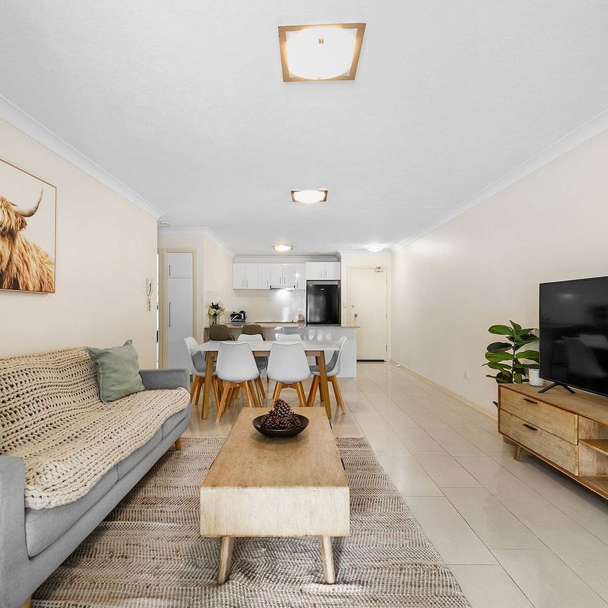 Spacious Two Bedroom Apartment with Private Courtyard – 9 Month Lease Only - Photo 1