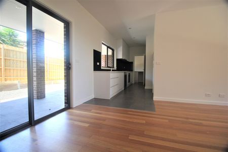 STUNNING TOWNHOUSE IN CHADSTONE - Photo 2