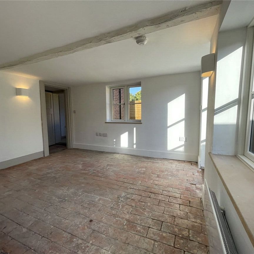 Newly refurbished 3 bed character cottage in sought after Wash Common. - Photo 1