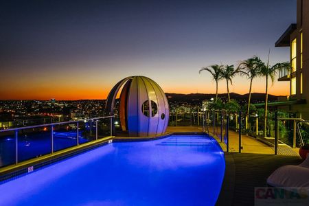 Top Floor Premium 2-Bedroom, 2-Bathroom Apartment with 1 Car Park - Photo 5