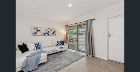 Stunning renovated villa with private courtyard. - Photo 5