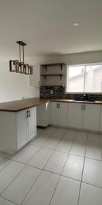 61/2 SITUÉ À SAINT-HUBERT , PROCHE DU LAC DE CITÉ SOLEIL, À 5 minutes de deux écoles primaires. La cuisine et la toilette sont complètement renovées - Photo 4