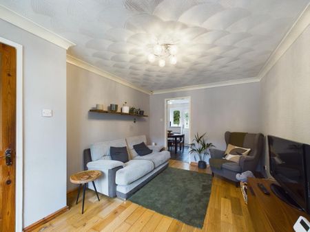 2 bedroom mews to rent - Photo 4