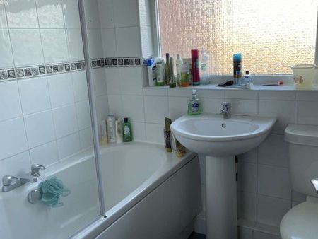 🚉 Big Room, Bigger Perks – 5 Minutes to the Train Station! 🏡✨ - Photo 4