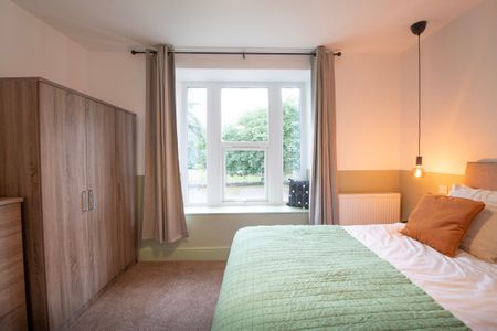 Modern Ensuite in Sociable Kingswood Home - Photo 3