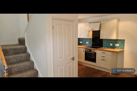 2 bedroom semi-detached house to rent - Photo 3