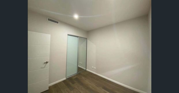 5 Bedroom Duplex Townhouse with guest room downstairs for Lease! - Photo 1