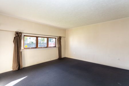 3 Bedroom home – Heatpump – $350pw - Photo 2