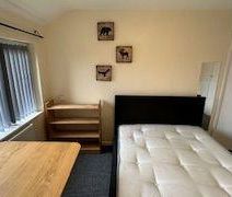 4 bedroom semi-detached house to rent - Photo 5