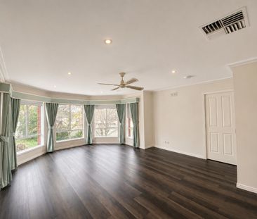 5-bedroom home with pool in Kialla Lakes - Photo 1