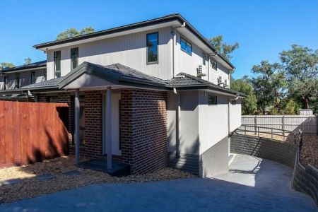 Spacious Two Bedroom Townhouse - Photo 5