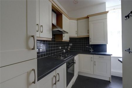 3 bedroom flat to rent - Photo 2