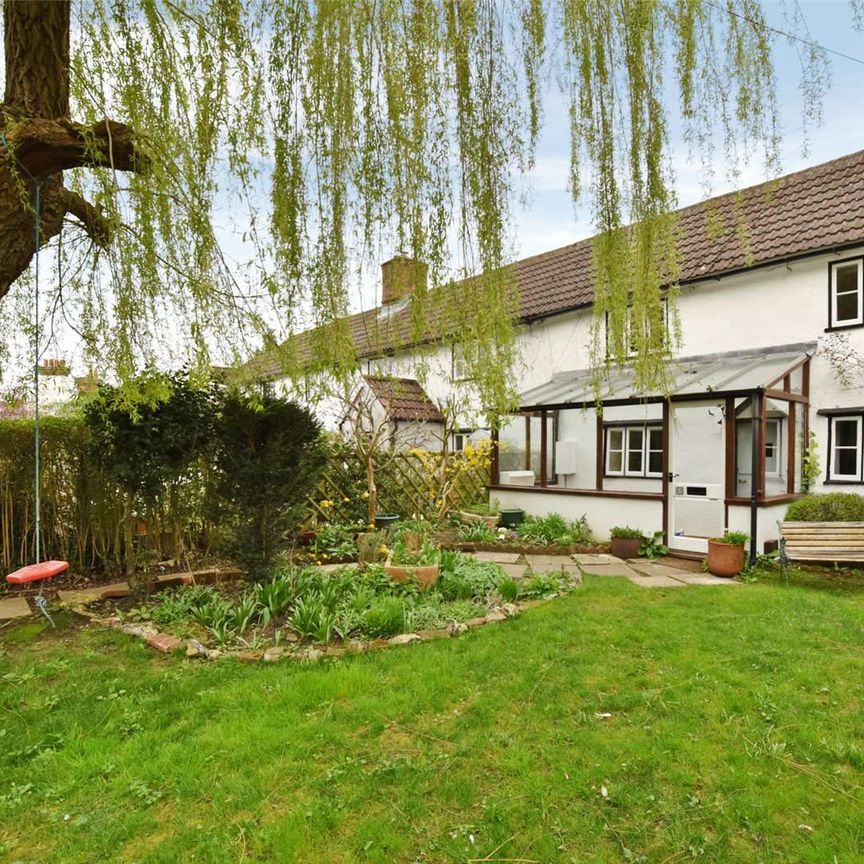 Beautifully presented cottage in lovely village - Photo 1