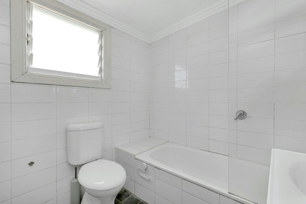 Two bedroom ground floor unfurnished unit with carspace**Open Inspection Wednesday from 4.45-5pm** - Photo 1
