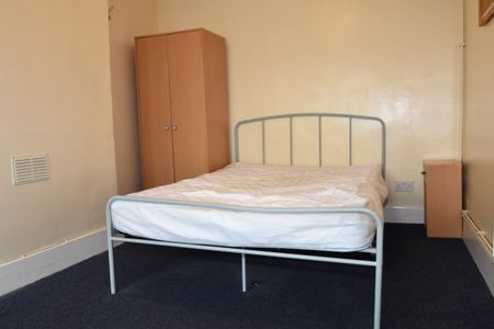 4 bedroom terraced house to rent - Photo 2