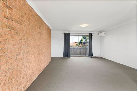 Neat and tidy 2 bedroom unit, freshly painted and new carpet - Photo 3