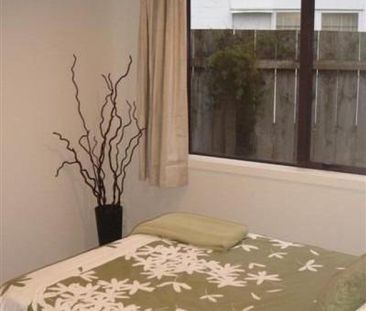 Walk to Uni - Photo 3