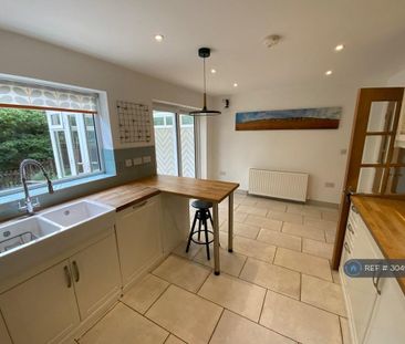 4 bedroom semi-detached house to rent - Photo 4