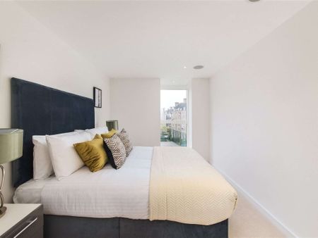 A modern one bedroom apartment within this development with 24 hour concierge and benefitting from great amenities - Photo 2