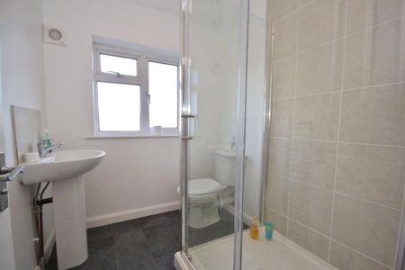 6 bedroom semi-detached house to rent - Photo 2