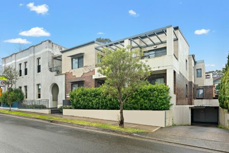 Spacious 3 Bedroom Courtyard Apartment! - Photo 4