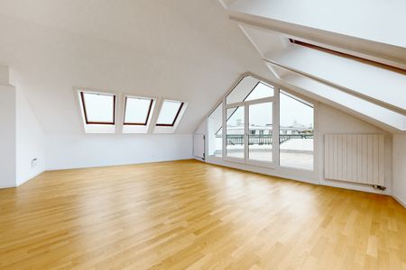 Profitez d'une vaste terrasse et d'un magnifique attique en duplex ! - Photo 4