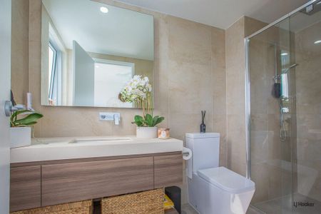 Contemporary Two Bedroom Apartment - Perfect Location! - Photo 4