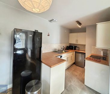 2 bedroom Flat To Let - Photo 1