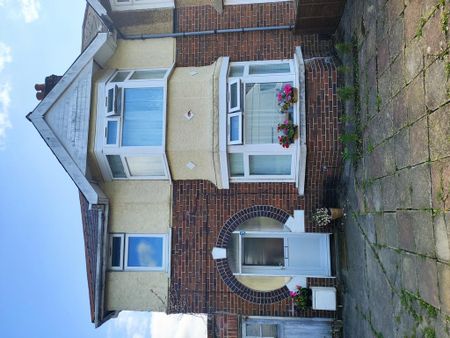 5 bedroom semi-detached house to rent - Photo 2