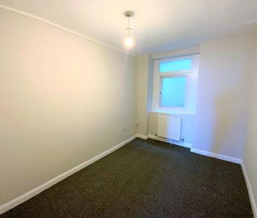 3 bedroom flat to rent - Photo 2
