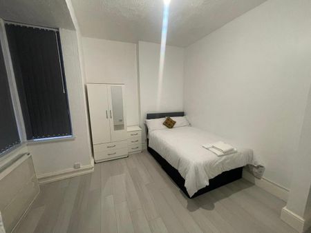 13 bedroom house of multiple occupation to rent - Photo 3
